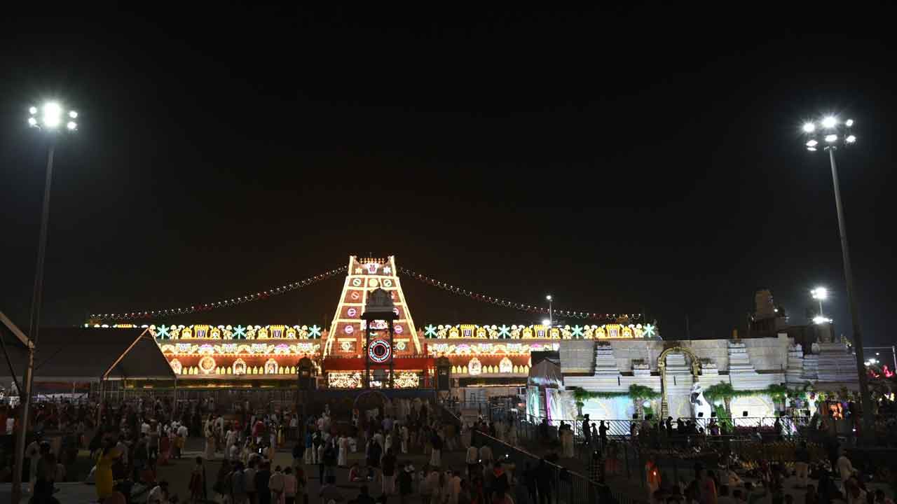 వైకుంఠ ఏకాదశి కోసం ముస్తాబవుతున్న తిరుమల..