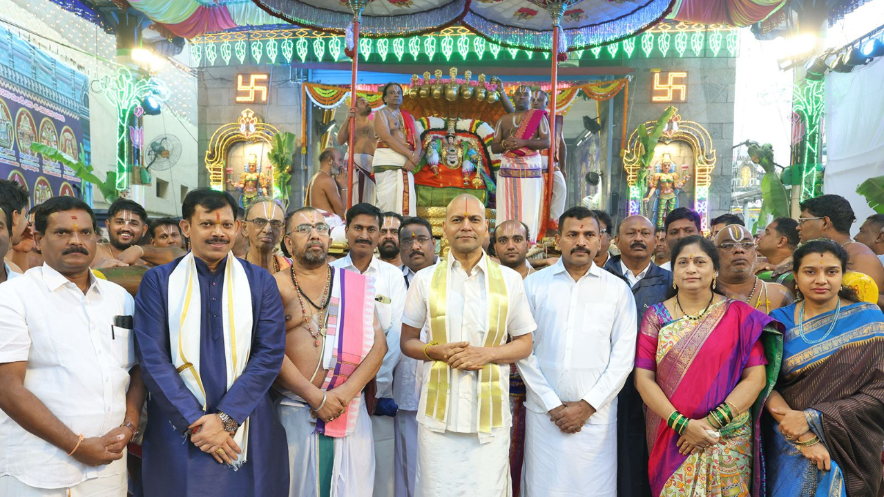 Tirupati Pedda Sesha Vahanam: పెద్దశేష వాహనంపై పరమపద నాధుడు అలంకారంలో సిరులతల్లి