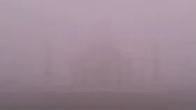 Taj Mahal Fog: దట్టమైన పొగమంచు ఆవరించిన ఆగ్రా.. తాజ్‌మహల్ అస్పష్టం