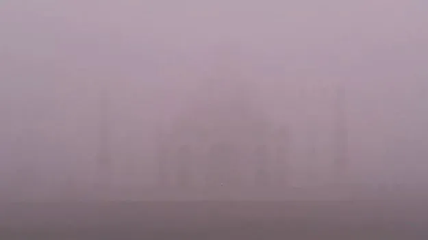 Taj Mahal Fog: దట్టమైన పొగమంచు ఆవరించిన ఆగ్రా.. తాజ్‌మహల్ అస్పష్టం