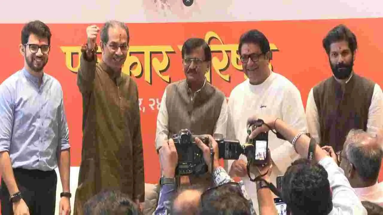 Thackeray Cousins Reunite: బీఎంసీ ఎన్నికల వేళ చేతులు కలిపిన ఠాక్రే సోదరులు