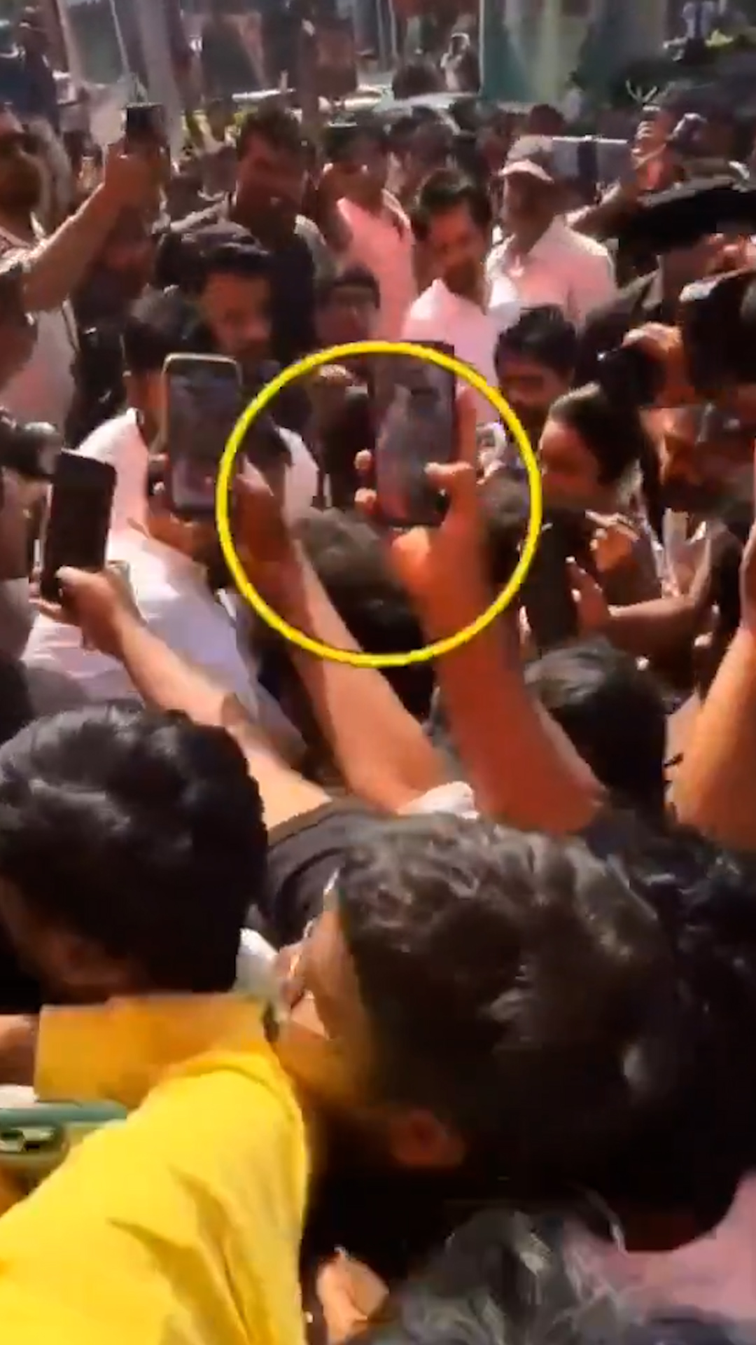 అభిమానుల అత్యుత్సాహం‎తో ఇబ్బందుల్లో హీరోయిన్