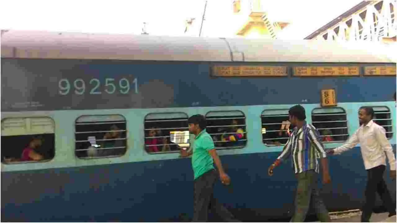 Travel Health Advice: ట్రైన్‌లో ఉన్నట్టుండి హెల్త్ ప్రాబ్లమ్ వస్తే.. వెంటనే ఇలా చేయండి.!