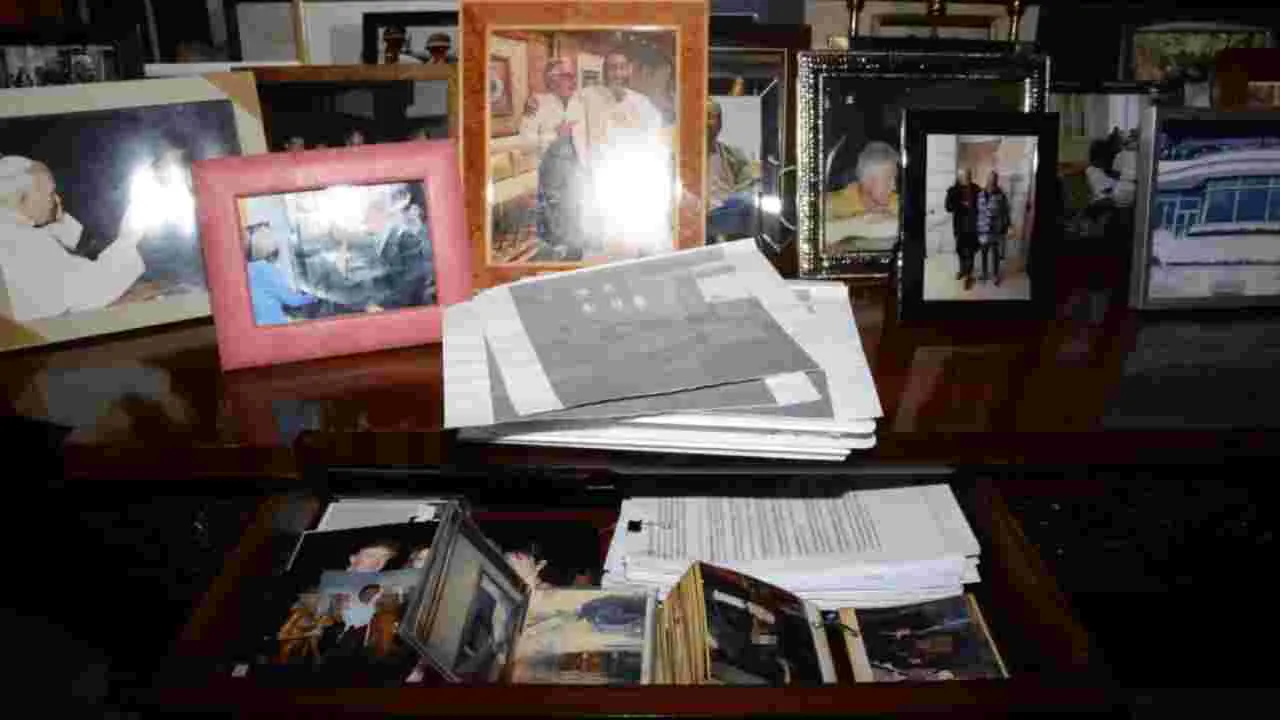 Epstein Files: విమర్శలకు వెనక్కుతగ్గిన అమెరికా న్యాయశాఖ.. ట్రంప్ ఫొటోల పునరుద్ధరణ