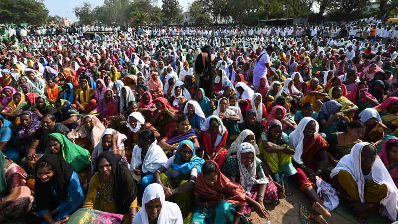 Tribals Dharma Yddham In Utnoor: ధర్మ యుద్ధం బహిరంగ సభకు పోటెత్తిన ఆదివాసీలు