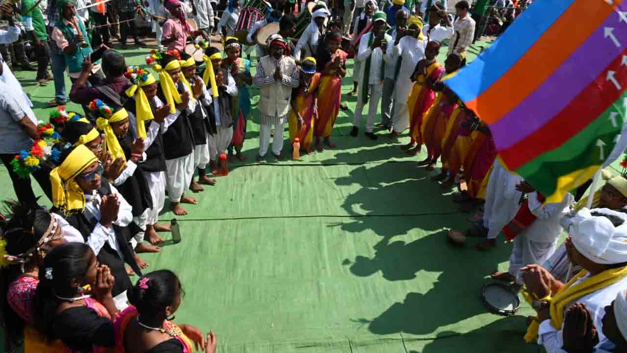 Tribals Dharma Yddham In Utnoor: ధర్మ యుద్ధం బహిరంగ సభకు పోటెత్తిన ఆదివాసీలు