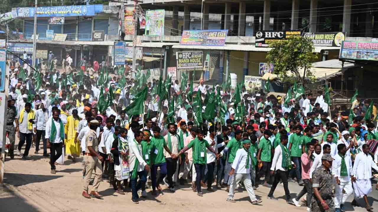 Tribals Dharma Yddham In Utnoor: ధర్మ యుద్ధం బహిరంగ సభకు పోటెత్తిన ఆదివాసీలు