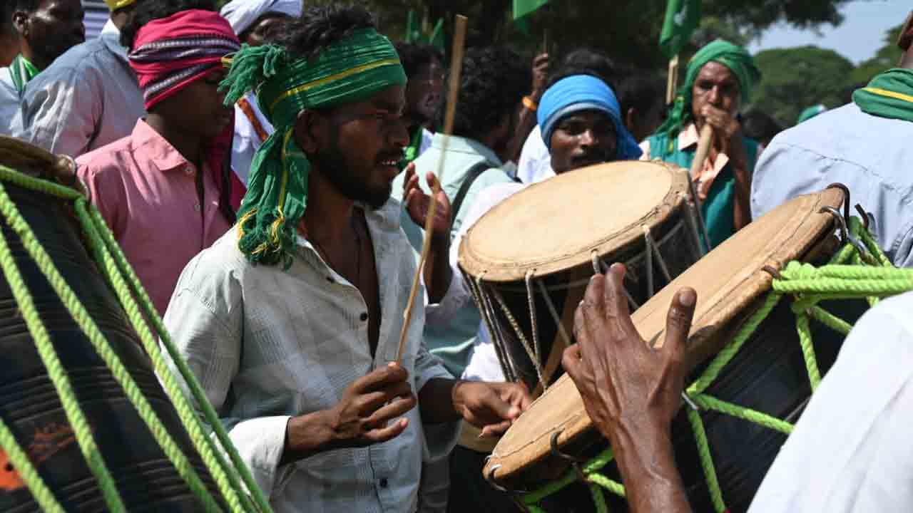 Tribals Dharma Yddham In Utnoor: ధర్మ యుద్ధం బహిరంగ సభకు పోటెత్తిన ఆదివాసీలు