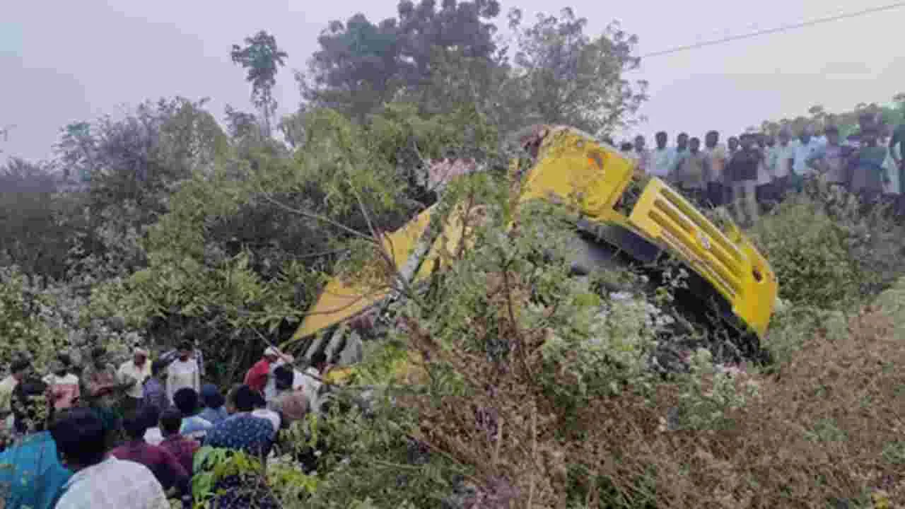Khammam Road Accident: స్కూల్‌ బస్సు బోల్తా.. 20 మందికి గాయాలు