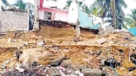 Kakinada District: ఉప్పాడ తీరంలో అలల ఉధృతి