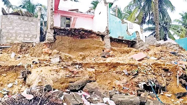 Kakinada District: ఉప్పాడ తీరంలో అలల ఉధృతి