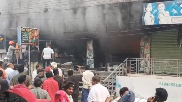 Massive Fire Breaks Out: గుడివాడలో భారీ అగ్ని ప్రమాదం.. షాపింగ్ కాంప్లెక్స్‌లో ఎగసిపడుతున్న మంటలు..