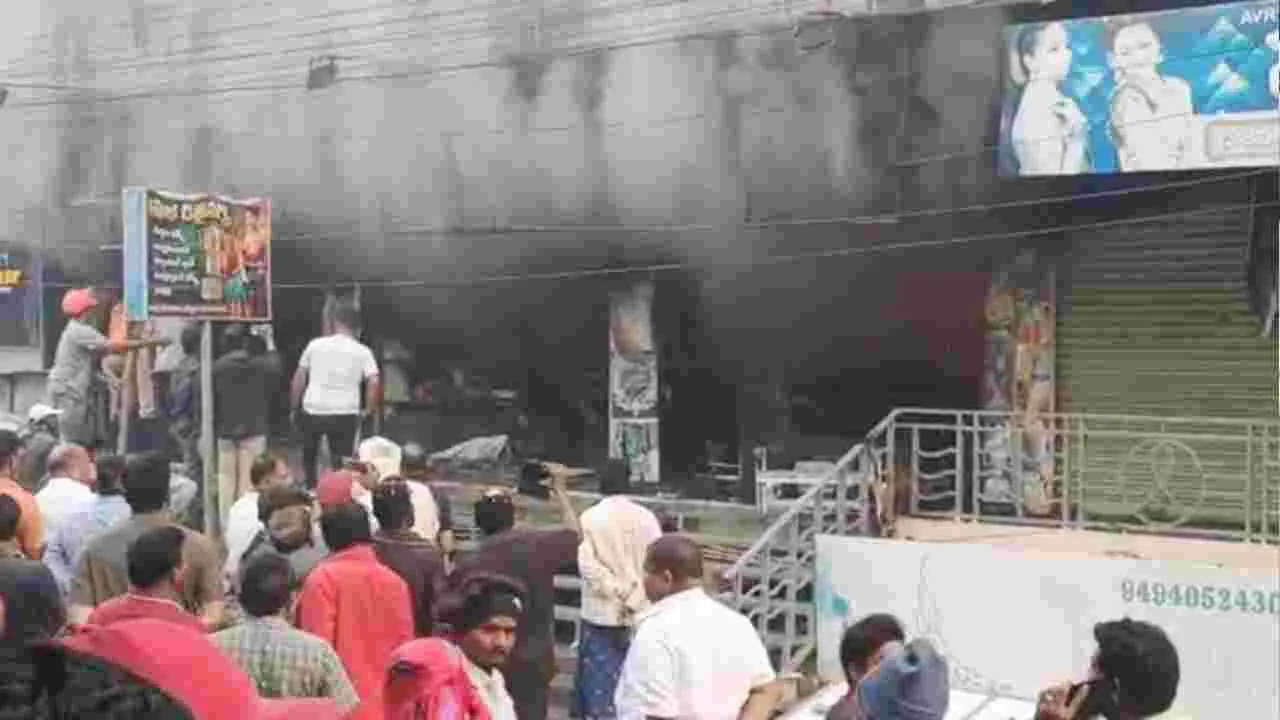 Massive Fire Breaks Out: గుడివాడలో భారీ అగ్ని ప్రమాదం.. షాపింగ్ కాంప్లెక్స్‌లో ఎగసిపడుతున్న మంటలు..