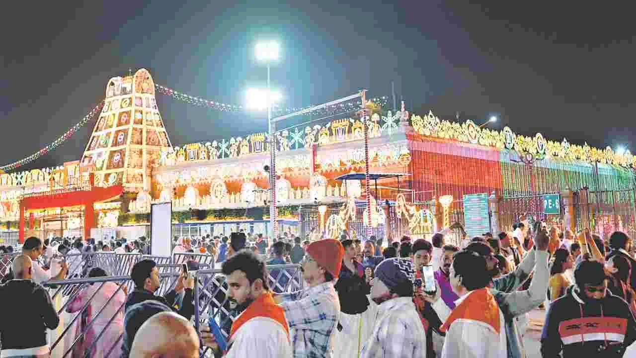 Tirumala: నేటి అర్ధరాత్రి నుంచి వైకుంఠద్వార దర్శనాలు