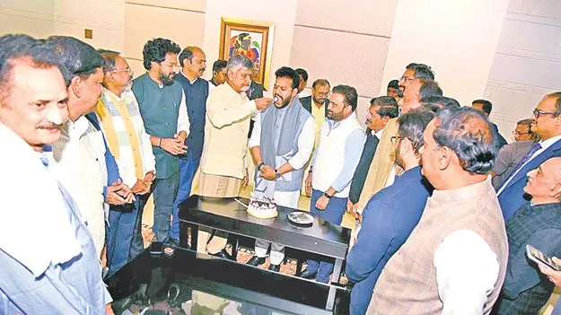 Birthday Celebrations: సీఎం సమక్షంలో రామ్మోహన్‌ జన్మదిన వేడుకలు