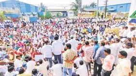 Revenue Department Issues: సీసీఎల్‌ఏ కార్యాలయం వద్ద వీఆర్‌ఏల మహాధర్నా