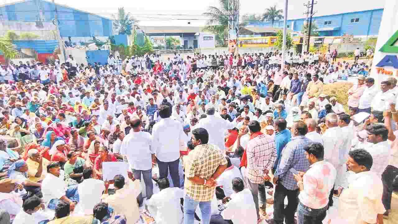 Revenue Department Issues: సీసీఎల్‌ఏ కార్యాలయం వద్ద వీఆర్‌ఏల మహాధర్నా