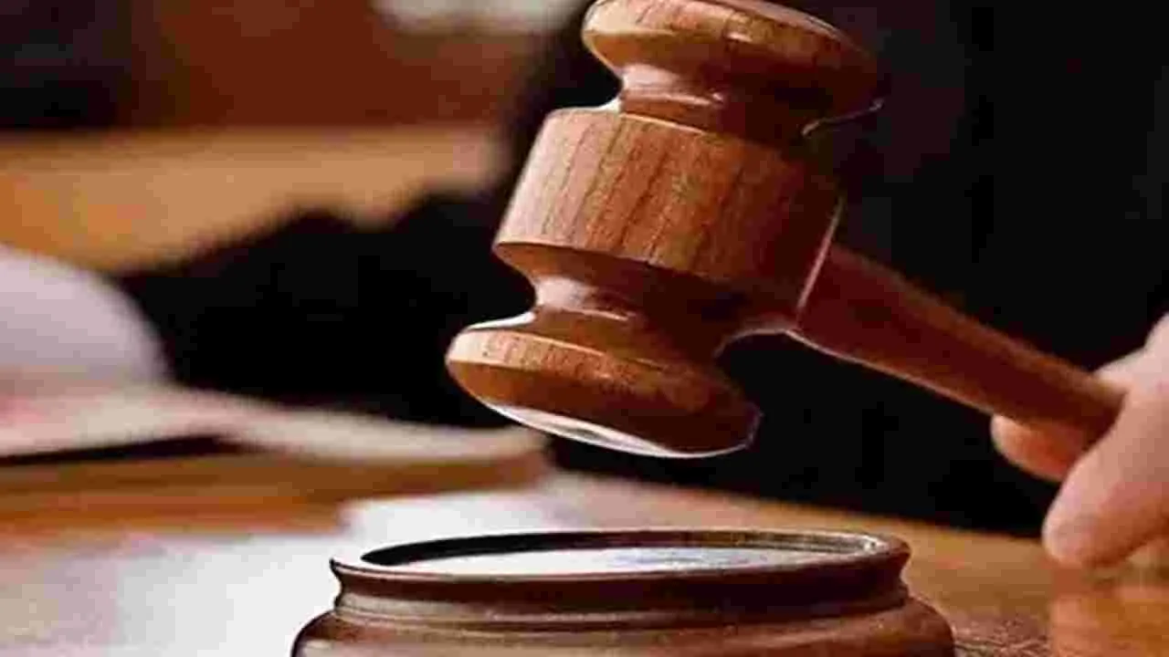 High Court: రవికుమార్‌, కుటుంబ సభ్యుల ఆస్తులపై ఏసీబీ మధ్యంతర నివేదిక