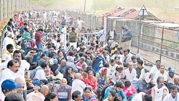 Tirumala: సామాన్య భక్తులకు దక్కిన అభిషేక దర్శనం