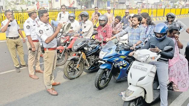 Visakhapatnam: వెనుక కూర్చున్న వారూ హెల్మెట్‌ పెట్టాల్సిందే