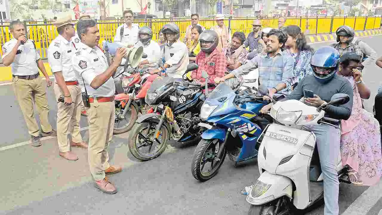 Visakhapatnam: వెనుక కూర్చున్న వారూ హెల్మెట్‌ పెట్టాల్సిందే