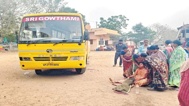 Bapatla District: చిన్నారిని చిదిమేసిన స్కూల్‌ బస్సు