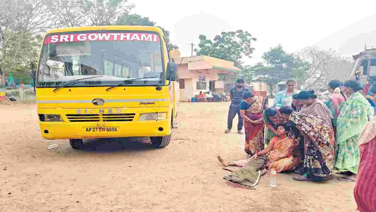 Bapatla District: చిన్నారిని చిదిమేసిన స్కూల్‌ బస్సు