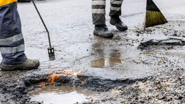 AP Govt: గుంతలు పూడ్చడానికి సింగిల్‌ బిడ్‌ అయినా ఓకే..!