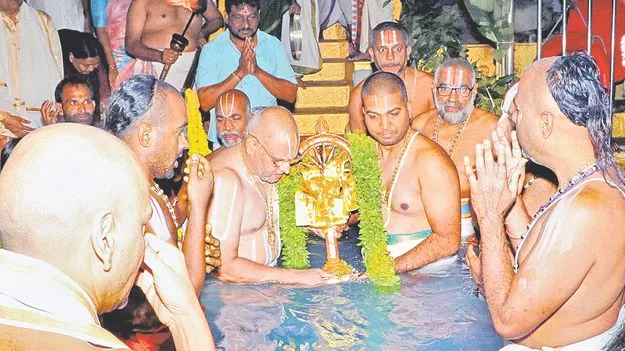 Tirumala: రెండో రోజూ సాఫీగా వైకుంఠ ద్వార దర్శనాలు