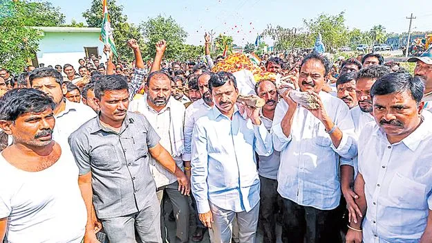 Khammam District: అనుచరుడి పాడె మోసిన మంత్రి పొంగులేటి