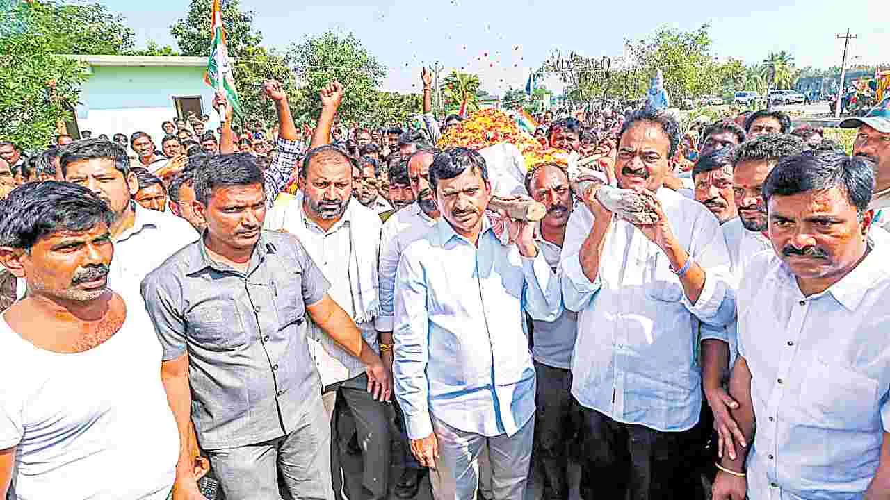 Khammam District: అనుచరుడి పాడె మోసిన మంత్రి పొంగులేటి