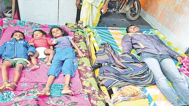 Uyyalawada: పిల్లలను పెంచలేక.. ఎవరూ ఆదరించక