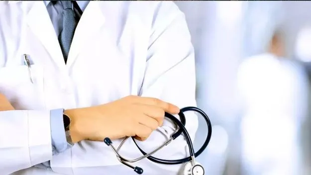 Fake Doctors: మిర్యాలగూడలో నకిలీ కంటి వైద్యుల ఆటకట్టు