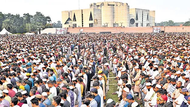 Public Gathering: బంగ్లాదేశ్‌ పార్లమెంటు ముట్టడి