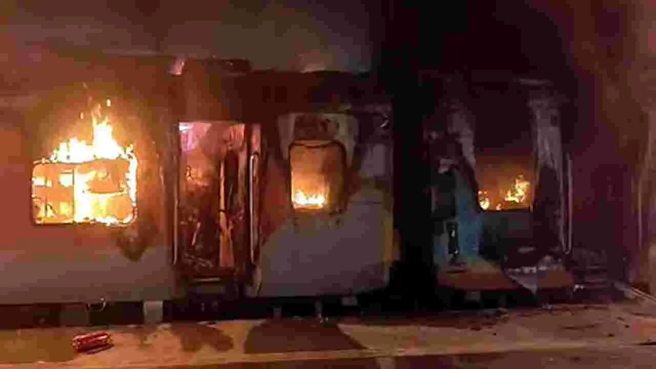 Elamanchili Train Accident: సిగరెట్‌ నిప్పుతోనే బోగీల్లో మంటలు