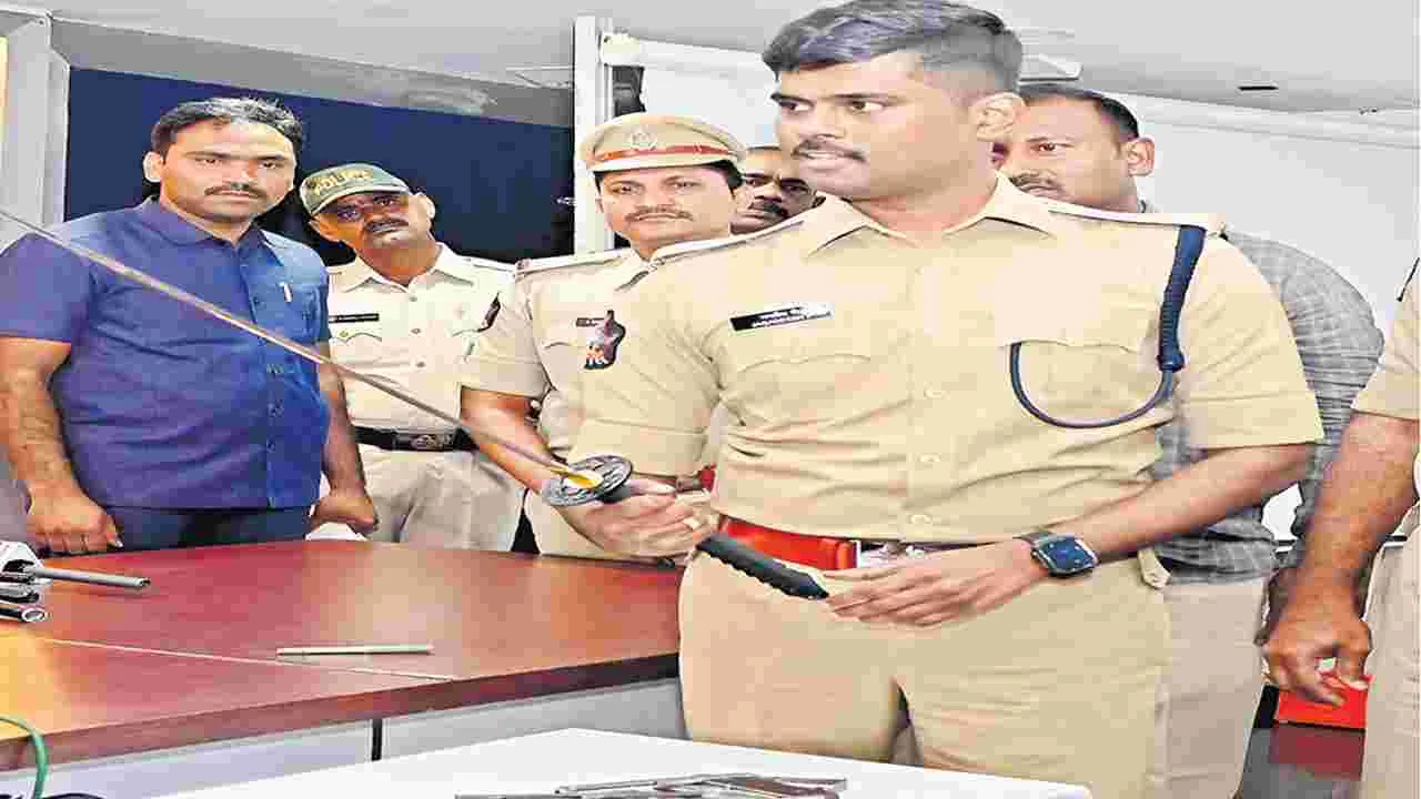 Anantapur: భార్యకు వేధింపులు.. తుపాకుల ముఠా గుట్టురట్టు