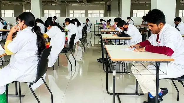 Medical Colleges: మెడికల్‌ పీజీ ఫీజు రూ.30 వేలు..