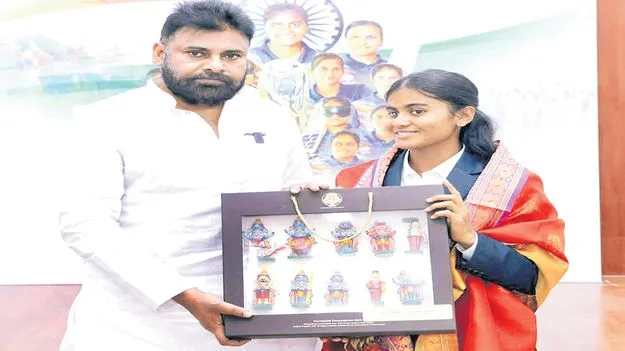 Captain Deepika: మా ఊరికి రోడ్డు వేయరూ..