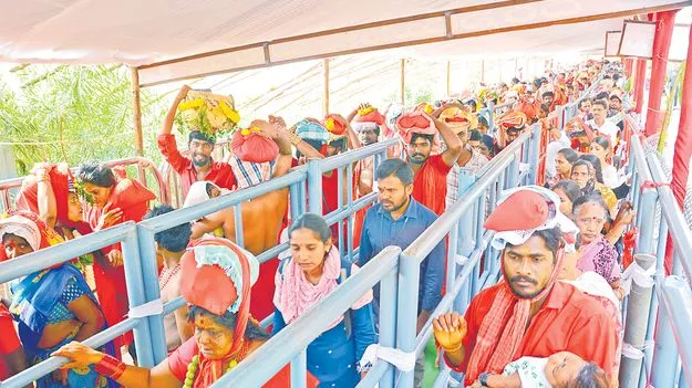 Vijayawada: పోటెత్తిన ఇంద్రకీలాద్రి