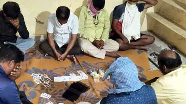 Eluru District: పేకాట డెన్‌పై పోలీసుల దాడి