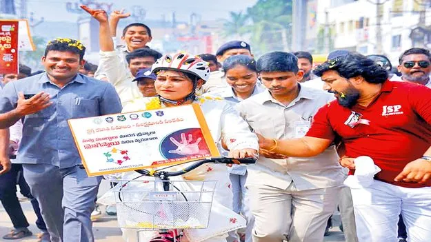 మత్తు పదార్థాల జోలికి వెళ్లొద్దు: మంత్రి అనిత