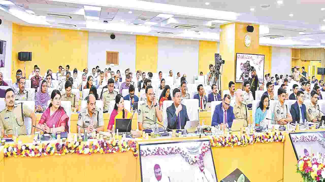 Seating Shortage Issue: చాలీచాలక.. కిక్కిరిసి..