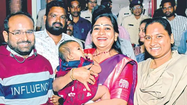 Visakhapatnam: అప్పుడు అమ్మకు సీమంతం.. ఇప్పుడు చిన్నారికి ముద్దులు