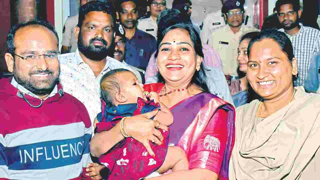 Visakhapatnam: అప్పుడు అమ్మకు సీమంతం.. ఇప్పుడు చిన్నారికి ముద్దులు