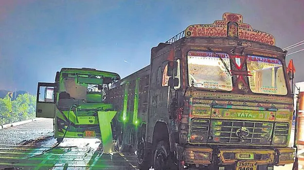 Jangaon District: ఆగి ఉన్న లారీని ఢీకొట్టిన ఆర్టీసీ బస్సు