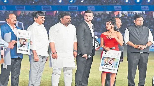 Uppal Stadium: మైదానంలోనే మంత్రివర్గం!