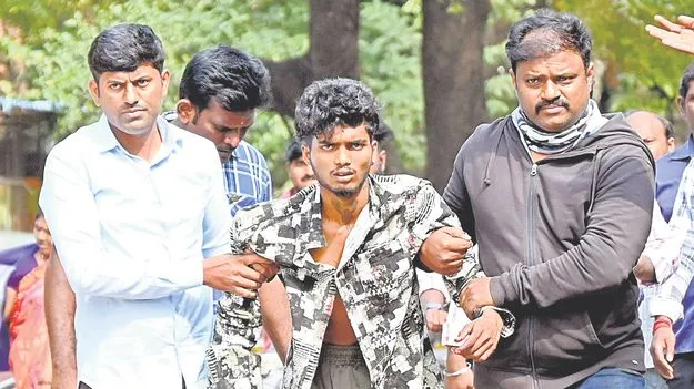 Anantapur Police: ఉన్మాదిపై పోలీసు తూటా