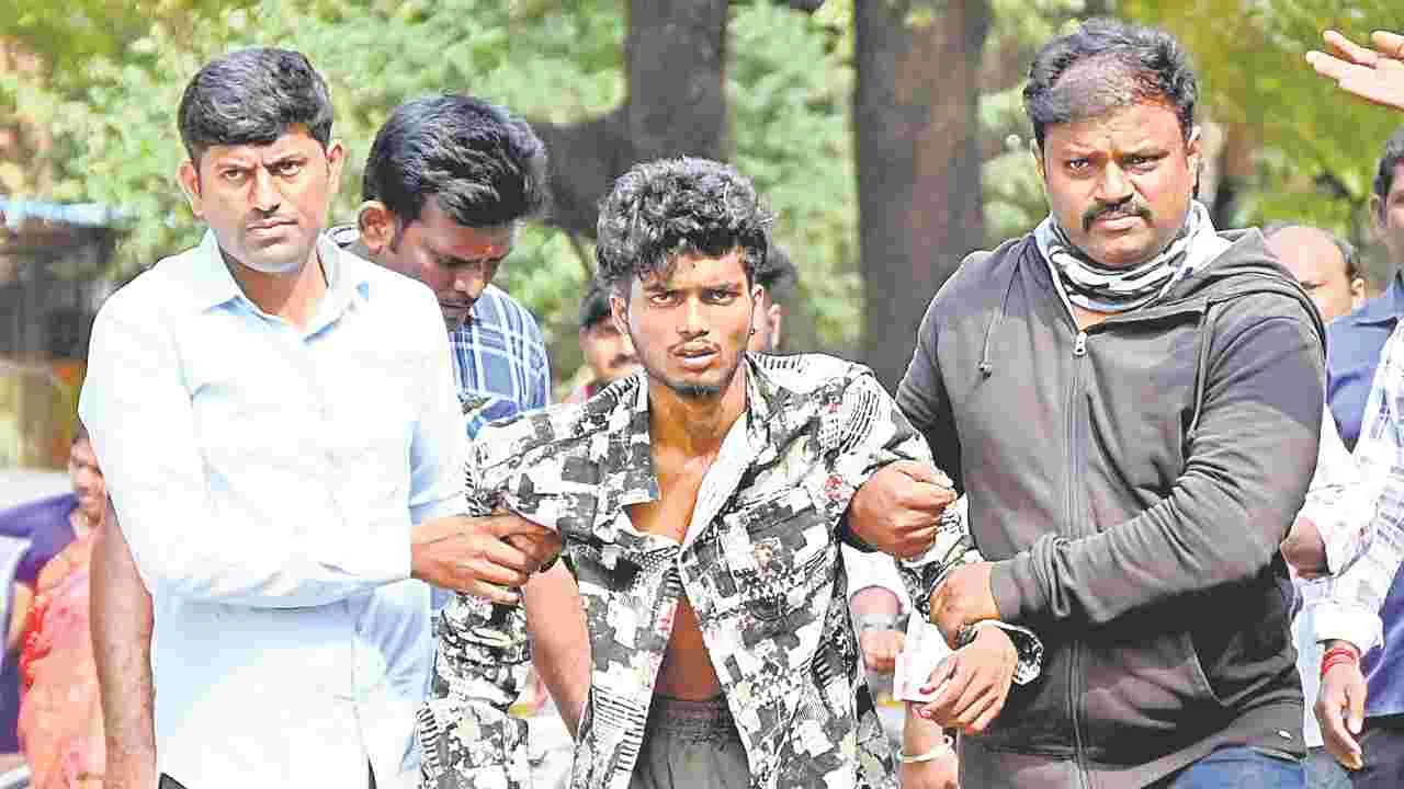 Anantapur Police: ఉన్మాదిపై పోలీసు తూటా