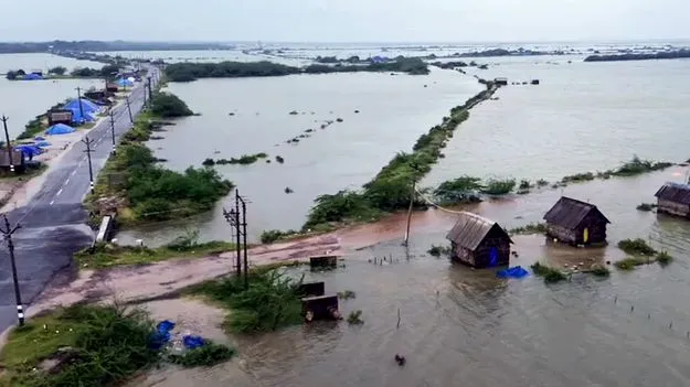 Weather Alert: తమిళనాట భారీ వర్షాలు.. ఆరుగురి మృతి