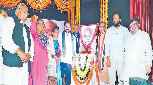 CM Revanth Reddy: నియంతలను తరిమికొట్టిన కళాకారులు